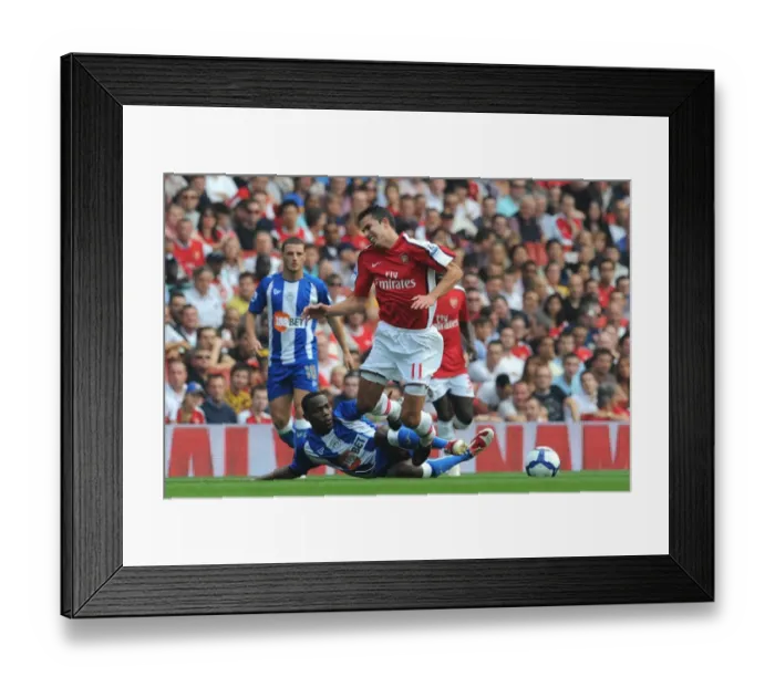 Framed Print : Robin van Persie (Arsenal) Maynor Figueroa (Wigan) Framed Print : Robin van Persie (Arsenal) Maynor Figueroa (Wigan)