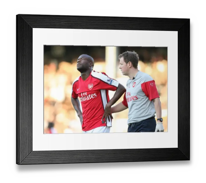 Framed Print : Arsenal physio Colin Lewin treats the injured William Gallas Framed Print : Arsenal physio Colin Lewin treats the injured William Gallas