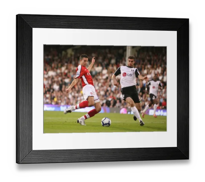 Framed Print : Robin van Persie Scores Stunner Past Schwarzer: Arsenal Leads Fulham 1-0