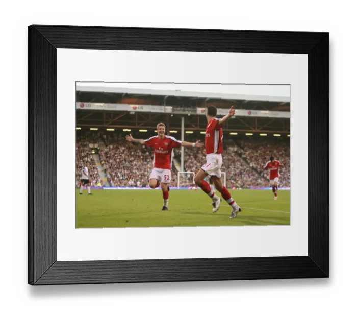 Framed Print : Robin van Persie celebrates scoring the Arsenal goal