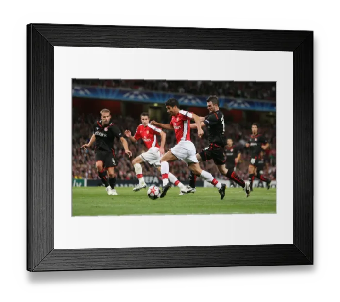Framed Print : Eduardo breaks past Olympiacos defender Michal Zewlakow Framed Print : Eduardo breaks past Olympiacos defender Michal Zewlakow