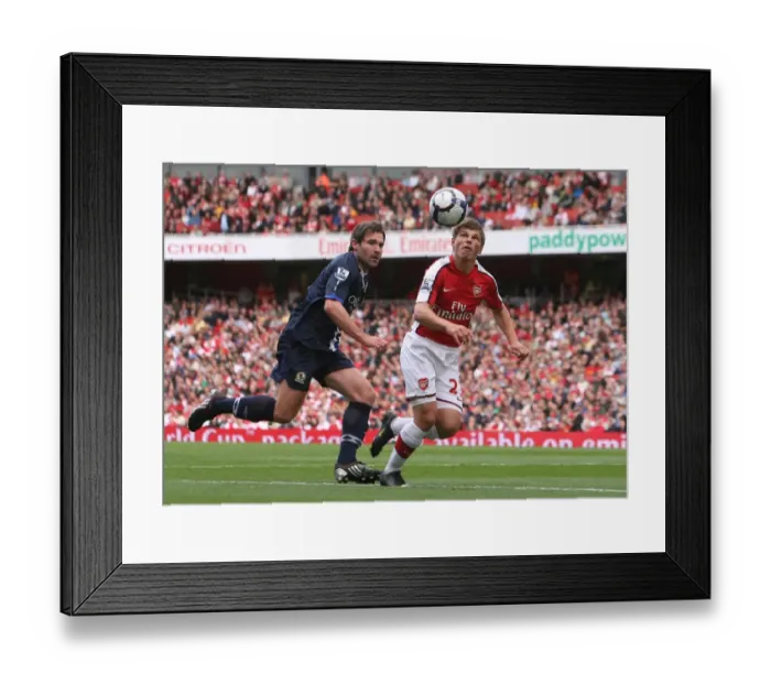 Framed Print : Andrey Arshavin (Arsenal) David Dunn (Blackburn) Framed Print : Andrey Arshavin (Arsenal) David Dunn (Blackburn)