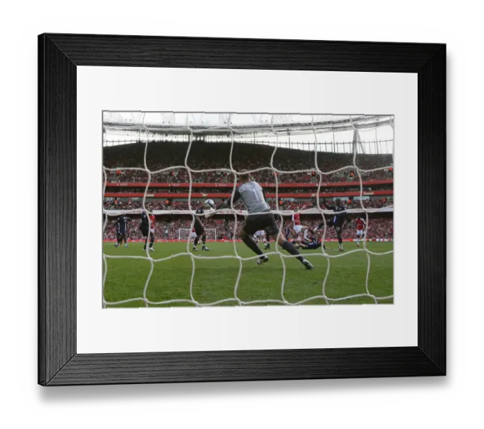 Framed Print : Nicklas Bendtner shoots past Blackburn goalkeeper Paul Framed Print : Nicklas Bendtner shoots past Blackburn goalkeeper Paul