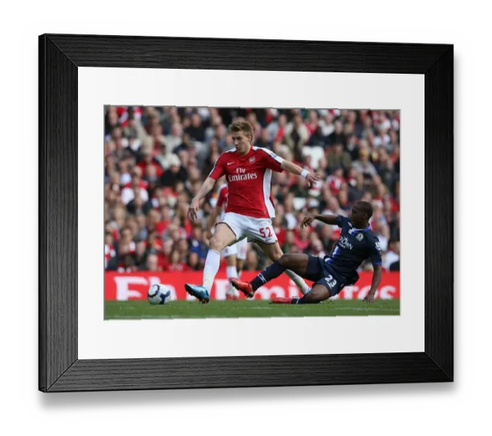 Framed Print : Nicklas Bendtner (Arsenal) David Hoilett (Blackburn) Framed Print : Nicklas Bendtner (Arsenal) David Hoilett (Blackburn)