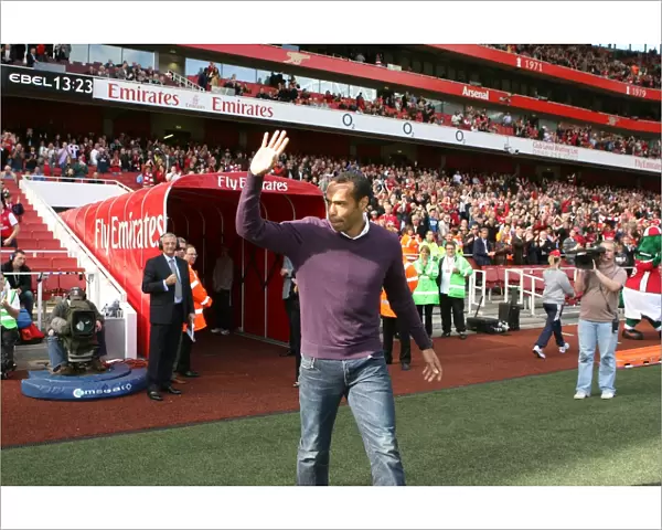 Arsenal legend Thierry Henry visits Emirates