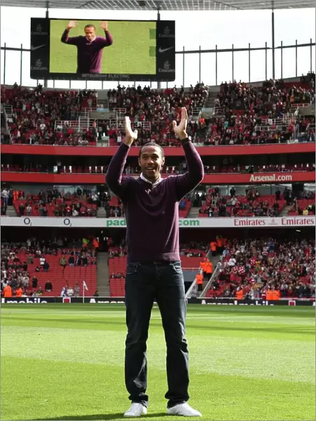 Thierry Henry (Ex Arsenal) waves to the crowd before the match
