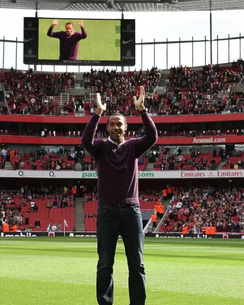 Thierry Henry (Ex Arsenal) waves to the crowd before the match