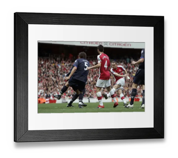 Framed Print : Thomas Vermaelen scores Arsenals 1st goal