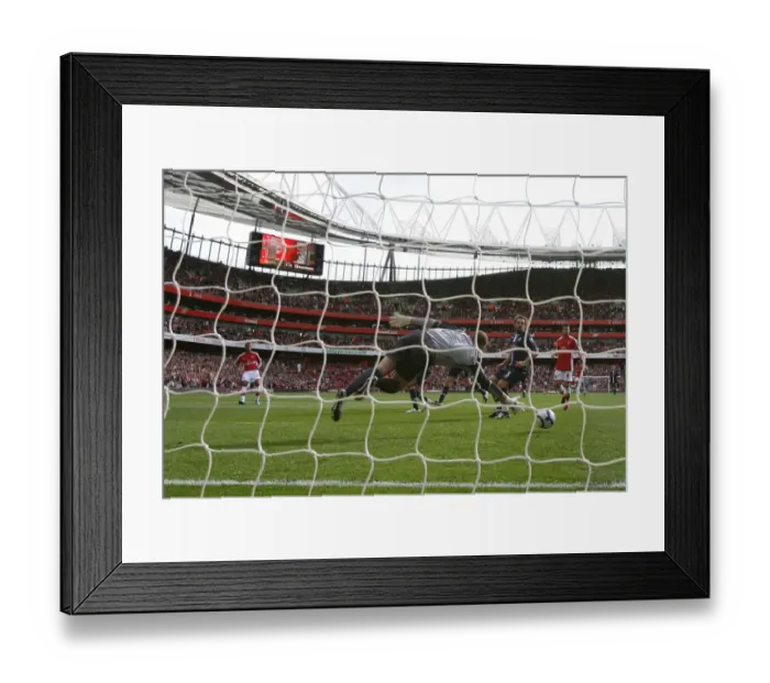 Framed Print : Theo Walcott shoots past Blackburn goalkeeper Paul