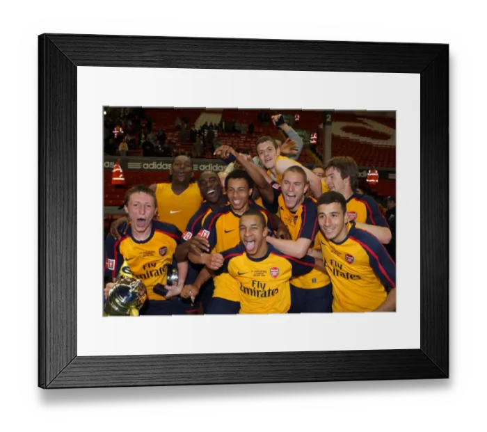 Framed Print : The Arsenal team celebrate winning the FA Youth Cup
