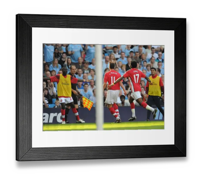 Framed Print : Robin van Persie's Debut Goal: Arsenal's Thrilling Comeback Against Manchester City (4-2)