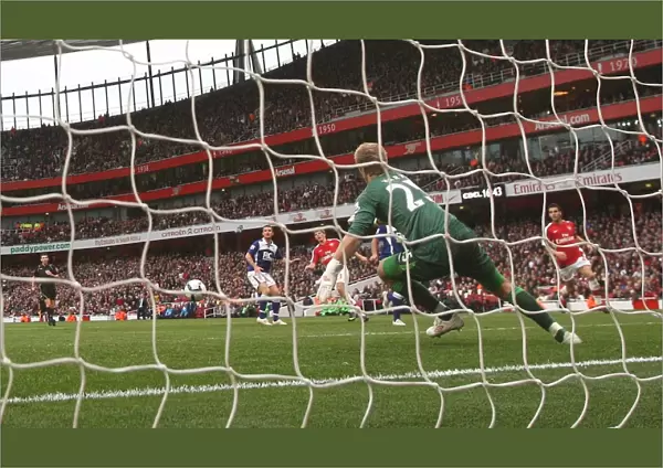Andrey Arshavin scores Arsenals 3rd goal past Joe Hart (Birmingham)