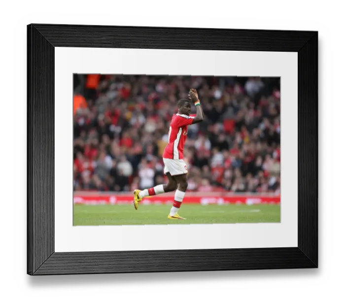 Framed Print : Emmanuel Eboue (Arsenal) claps the fans as he leaves the pitch Framed Print : Emmanuel Eboue (Arsenal) claps the fans as he leaves the pitch