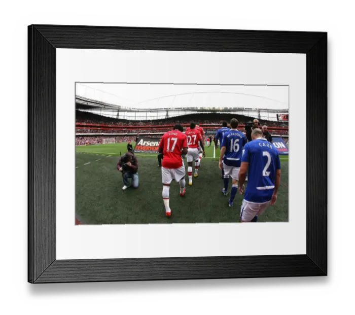 Framed Print : The Arsenal and Everton players walk out onto the picth Framed Print : The Arsenal and Everton players walk out onto the picth