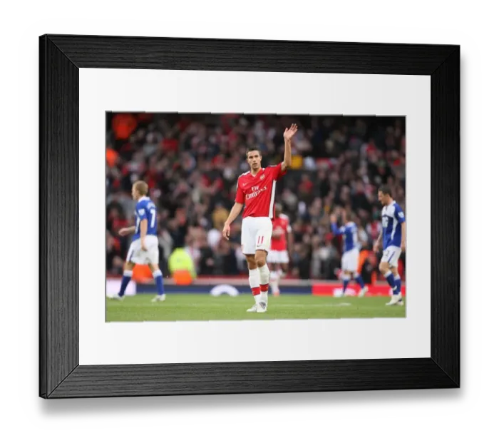Framed Print : Robin van Persie (Arsenal) waves to the crowd