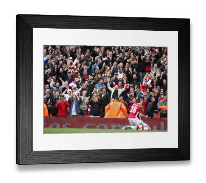 Framed Print : Robin van Persie celebrates scoring Arsenals 1st goal Framed Print : Robin van Persie celebrates scoring Arsenals 1st goal