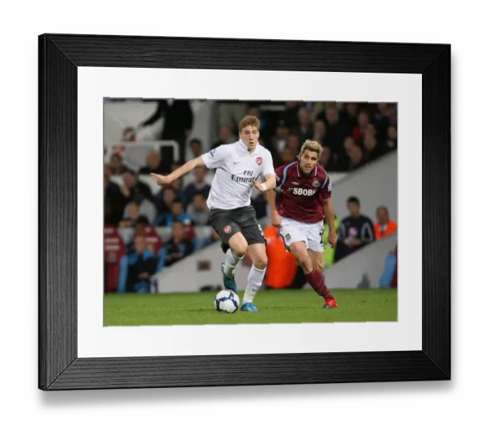 Framed Print : Nicklas Bendtner (Arsenal) Valon Behrami (West Ham) Framed Print : Nicklas Bendtner (Arsenal) Valon Behrami (West Ham)