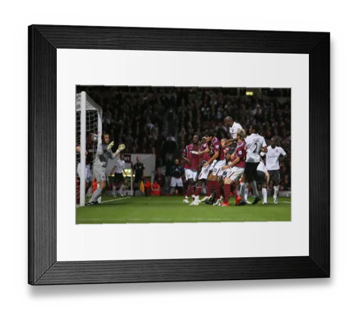 Framed Print : William Gallas heads past West Ham goalkeeper Robert Framed Print : William Gallas heads past West Ham goalkeeper Robert