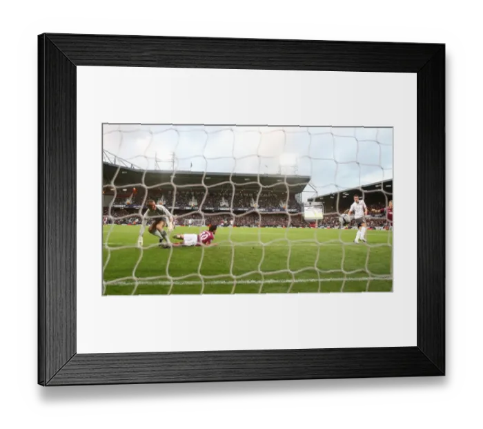 Framed Print : Robin van Persie shoots past West Ham goalkeeper Robert Framed Print : Robin van Persie shoots past West Ham goalkeeper Robert