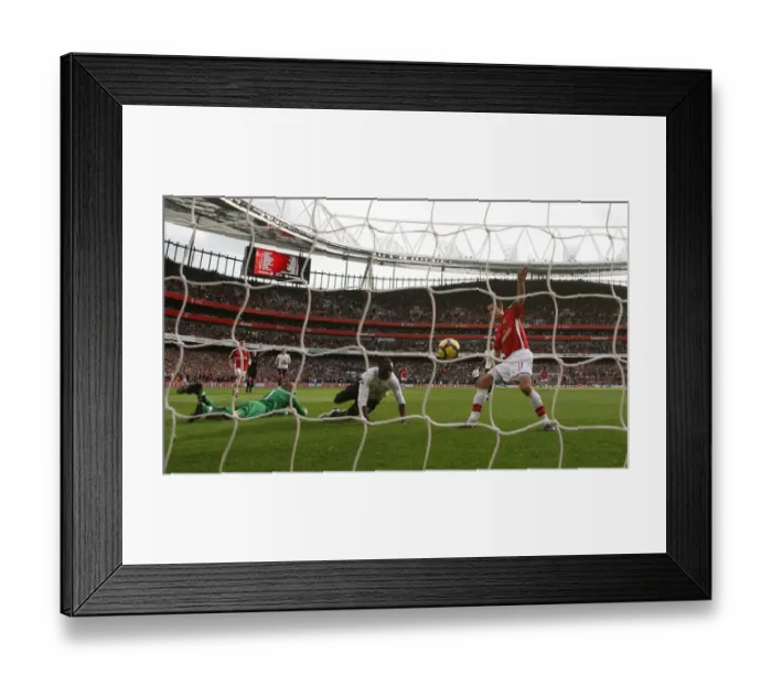 Framed Print : Robin van Persie shoots past Tottenhmam goalkeeper Framed Print : Robin van Persie shoots past Tottenhmam goalkeeper