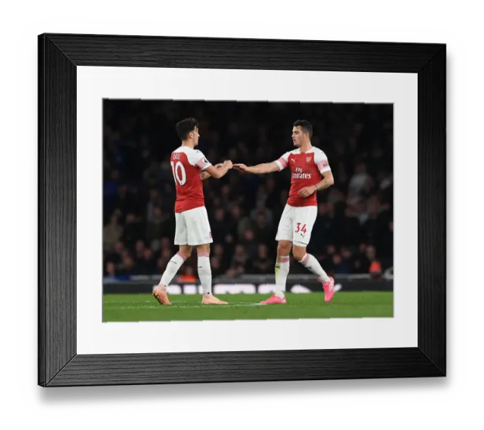 Framed Print : Arsenal: Ozil Passes Captain Armband to Xhaka vs Leicester City (2018-19) Framed Print : Arsenal: Ozil Passes Captain Armband to Xhaka vs Leicester City (2018-19)