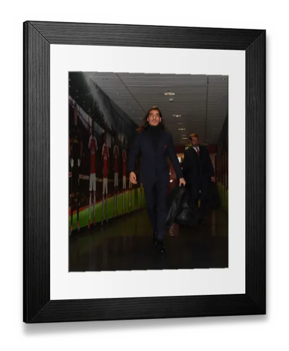 Framed Print : Arsenal's Hector Bellerin: Focused and Ready for Arsenal v Liverpool Clash (2018-19) Framed Print : Arsenal's Hector Bellerin: Focused and Ready for Arsenal v Liverpool Clash (2018-19)