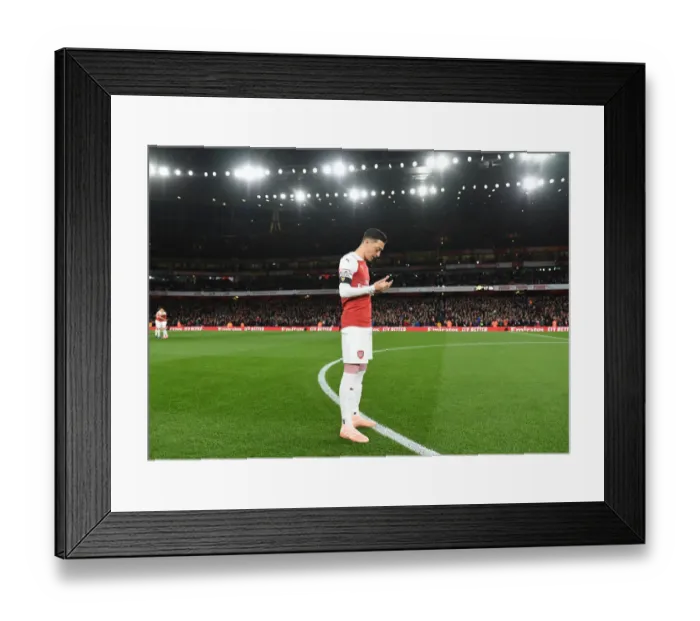Framed Print : Mesut Ozil: Arsenal's Creative Weapon in the Battle Against Liverpool, Premier League 2018-19 Framed Print : Mesut Ozil: Arsenal's Creative Weapon in the Battle Against Liverpool, Premier League 2018-19