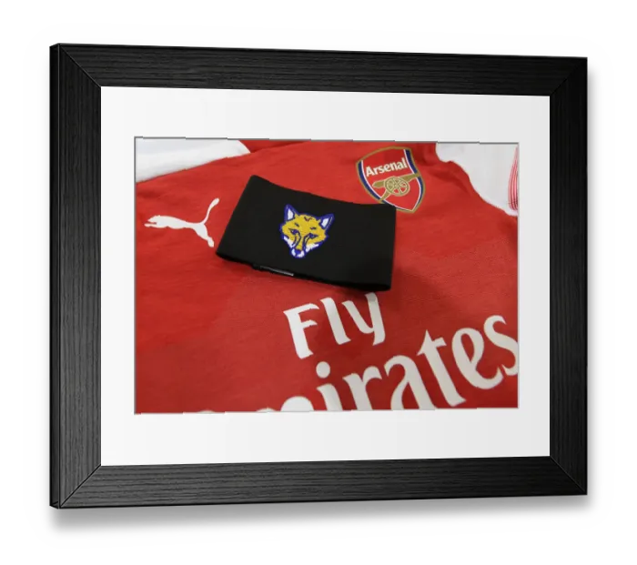 Framed Print : Arsenal and Liverpool Face Off: Tribute with Black Armbands (2018-19) Framed Print : Arsenal and Liverpool Face Off: Tribute with Black Armbands (2018-19)