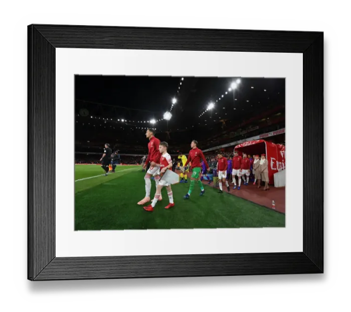 Framed Print : Mesut Ozil Leads Arsenal Against Liverpool in Premier League Showdown (2018-19) Framed Print : Mesut Ozil Leads Arsenal Against Liverpool in Premier League Showdown (2018-19)