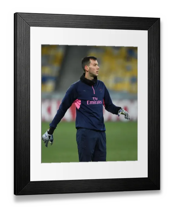 Framed Print : Dejan Iliev: Arsenal's Pre-Match Focus at Vorskla Poltava, UEFA Europa League 2018-19