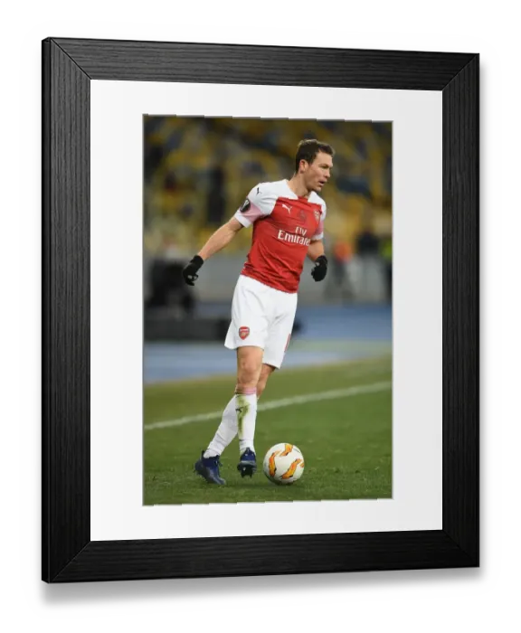 Framed Print : Stephan Lichtsteiner in Action: Arsenal vs Vorskla Poltava, UEFA Europa League