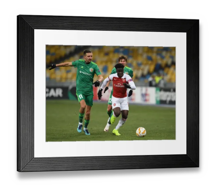 Framed Print : Arsenal's Bukayo Saka Faces Off Against Vyacheslav Sharpar in Europa League Clash
