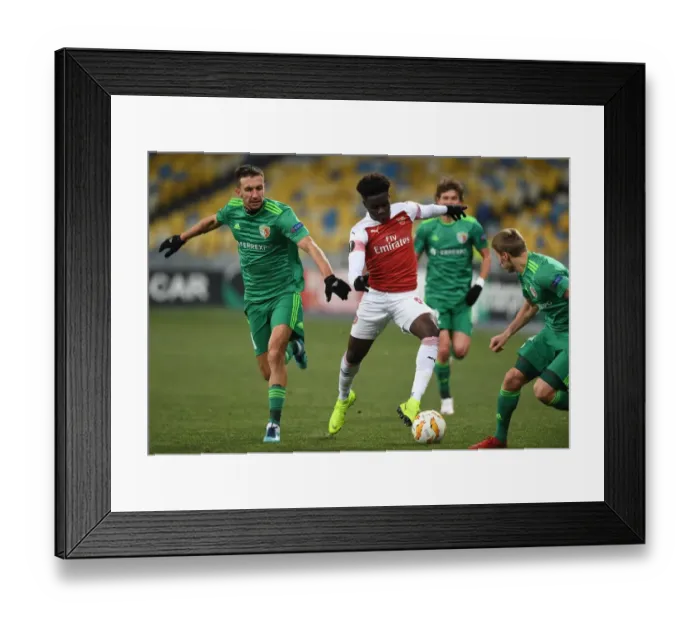 Framed Print : Arsenal's Bukayo Saka Faces Off Against Vyacheslav Sharpar in Europa League Clash