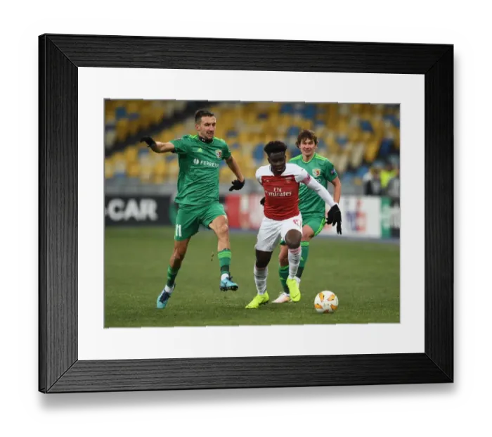 Framed Print : Arsenal's Bukayo Saka Faces Off Against Vyacheslav Sharpar in Europa League Clash