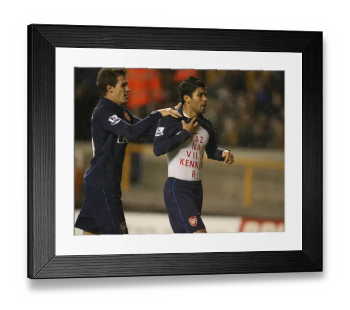 Framed Print : Eduardo and Aaron Ramsey celebrate the 2nd Arsenal goal