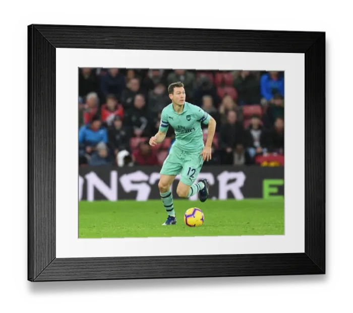 Framed Print : Stephan Lichtsteiner in Action: Arsenal vs Southampton, Premier League