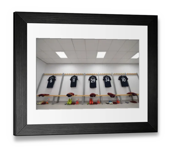 Framed Print : Arsenal Changing Room: Pre-Match Preparation vs Brighton & Hove Albion (2018-19)