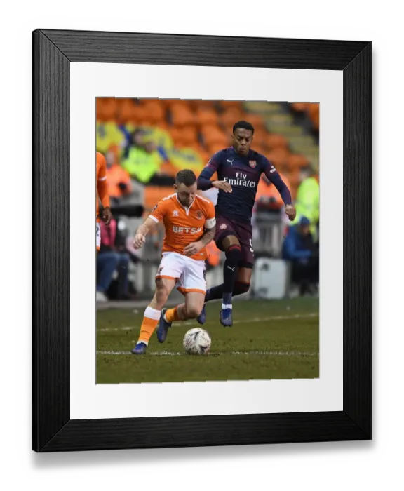Framed Print : Arsenal's Joe Willock Faces Off Against Blackpool's Jay Spearing in FA Cup Clash