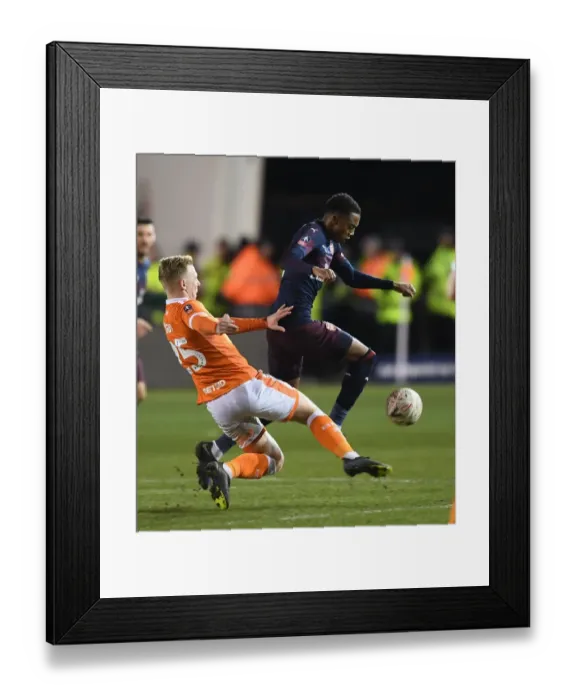 Framed Print : Joe Willock Breaks Past Blackpool's Jordan Thompson in FA Cup Third Round Clash Framed Print : Joe Willock Breaks Past Blackpool's Jordan Thompson in FA Cup Third Round Clash