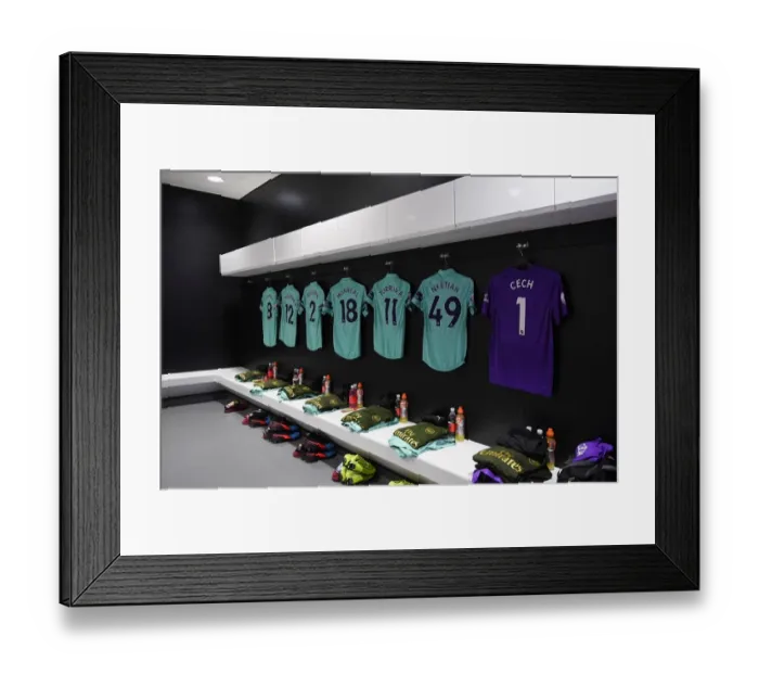 Framed Print : Arsenal's Unified Focus: Pre-Match Huddle before West Ham Showdown, Premier League 2018-19