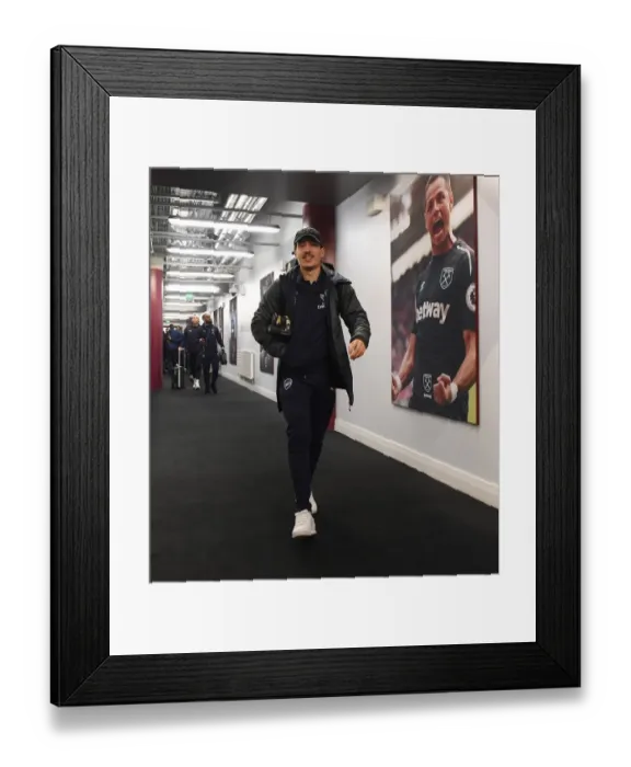 Framed Print : Arsenal's Bellerin Heads to Changing Room Before West Ham Clash Framed Print : Arsenal's Bellerin Heads to Changing Room Before West Ham Clash