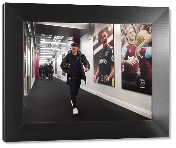 Bellerin Heads to Arsenal Changing Room Before West Ham Showdown