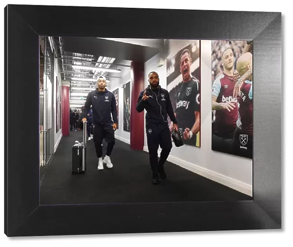 Arsenal Stars Aubameyang and Lacazette Head to Changing Room before West Ham Clash (2018-19)