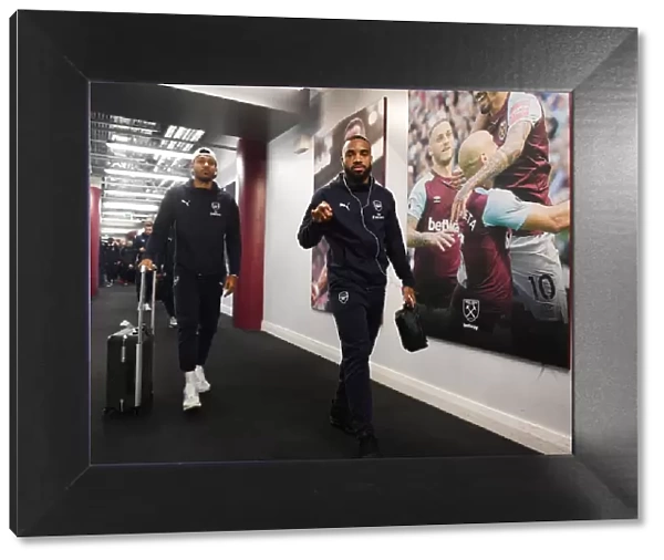 Arsenal Stars Aubameyang and Lacazette Head to Changing Room Before West Ham Showdown (2018-19)