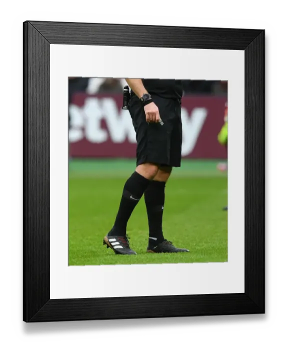 Framed Print : Jonathan Moss Overssees West Ham United vs Arsenal FC Clash in Premier League Framed Print : Jonathan Moss Overssees West Ham United vs Arsenal FC Clash in Premier League