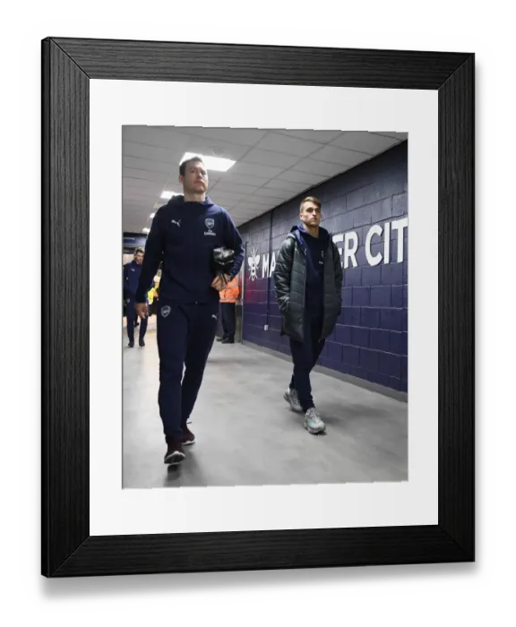 Framed Print : Arsenal's Lichtsteiner and Suarez Arrive at Etihad Stadium for Manchester City vs Arsenal (2018-19) Framed Print : Arsenal's Lichtsteiner and Suarez Arrive at Etihad Stadium for Manchester City vs Arsenal (2018-19)