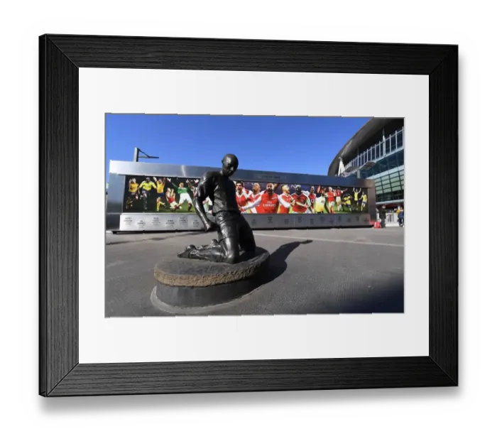 Framed Print : Thierry Henry Statue: Arsenal vs Southampton, Premier League 2018-19