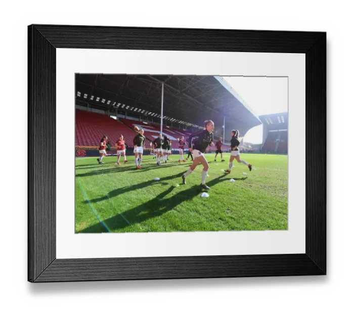 Framed Print : Leah Williamson Prepares for Arsenal vs Manchester City FA WSL Continental Cup Final