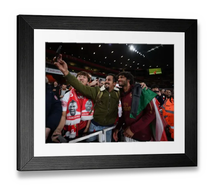 Framed Print : Mohamed Elneny (arsenal) meets an Eygtpian fan