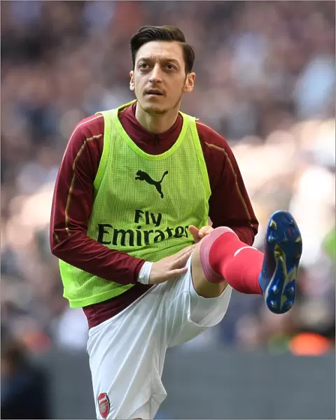 Mesut Ozil Warming Up: Tottenham vs. Arsenal, Premier League 2018-19